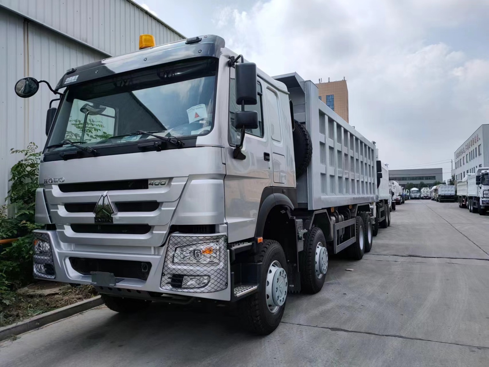 Camion-benne Howo 8×4 (H12)